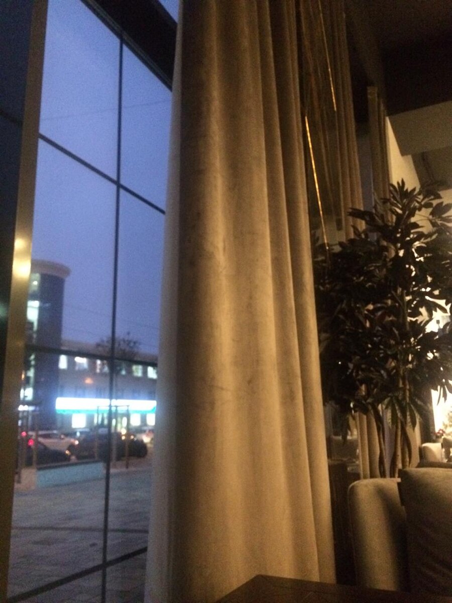 Находится он в центре города, довольно уютный и современный