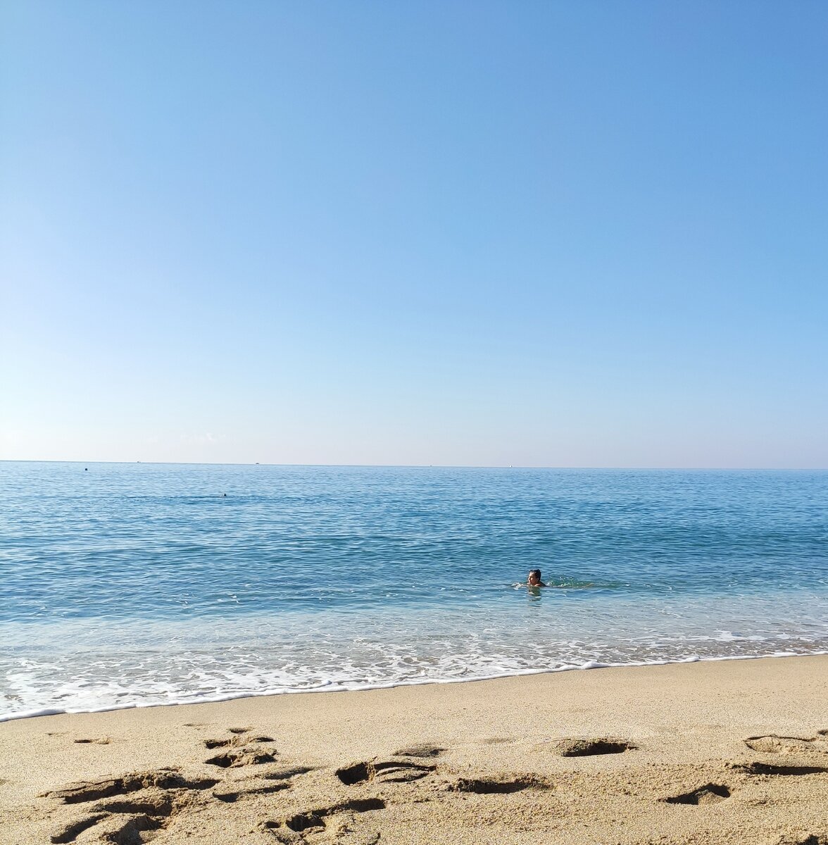 Декабрь в этом выдался  летний, так что можно было спокойно купаться. А вообще купательный сезон здесь - с мая по конец ноября.