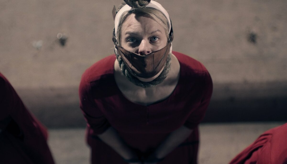 кадр из сериала "Рассказ служанки"