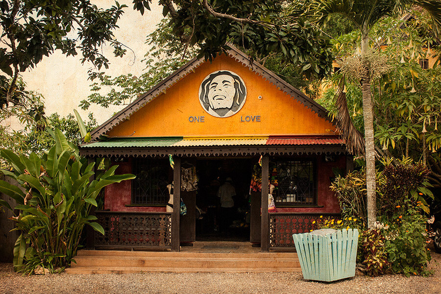 Вот вход в обиталище Легенды, он же и выход - магазинчик в котором продается сувенирка и продают билеты на Nine Miles Tour.