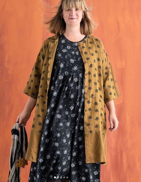 Не приталенный силуэт и свободный крой одежды хорошо выглядят на полных женщинах. Фото: https://www.instagram.com/gudrunsjoden/