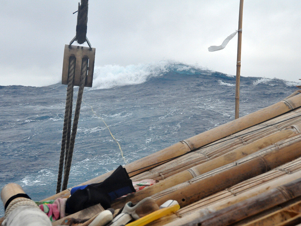 Решимость в борьбе со стихией - один из залогов выживания. Фото из Интернета.