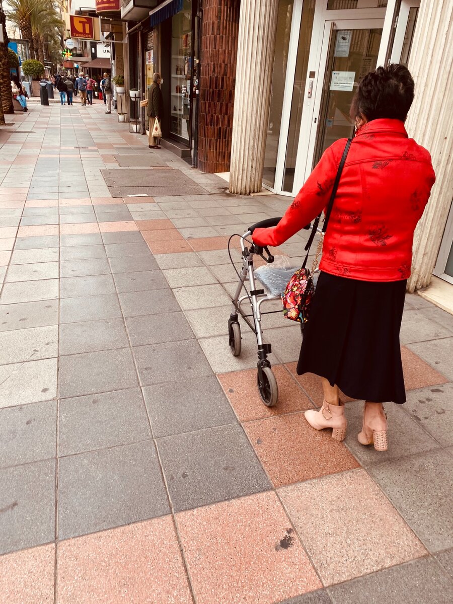 Стильная бабулька на каблучках