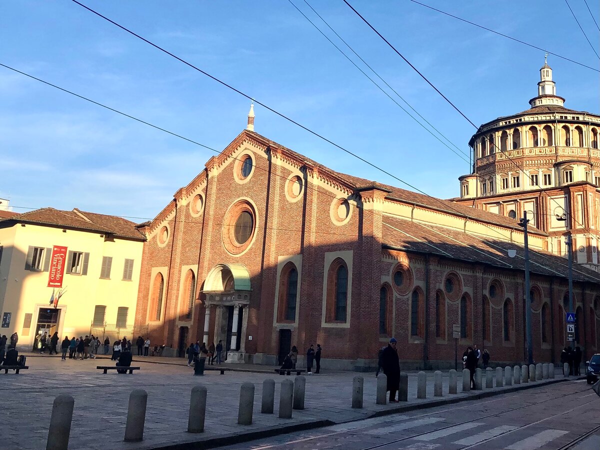 Не каждый турист знает, что трапезная с фреской не в красном здании (это церковь Санта-Мария-делле-Грация), а в небольшой трапезной слева.