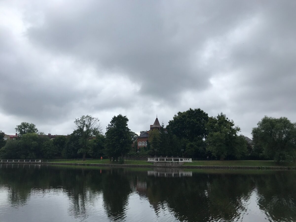 Крыши особняков у Верхнего пруда