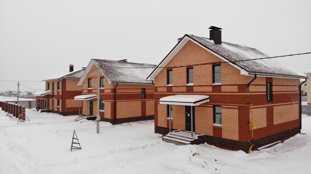 дом 3 метра от забора. балашов село хоперское. дом близко к забору. дом построен ближе 3 метров. гараж в заборе.