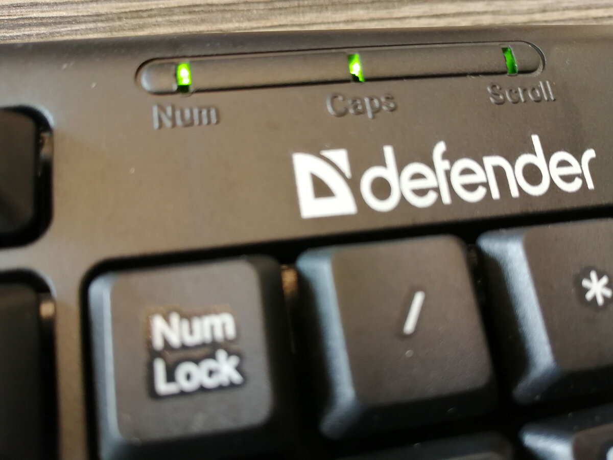 Бюджетно-сурова эта клавиатура и во всём остальном... например, вместо «окошек с прозрачными вставками» под светодиоды индикаторов «капс, скролл и нум-локов», хотя вот надписи на кнопках с защитным покрытием - «обещают» долго не стираться.