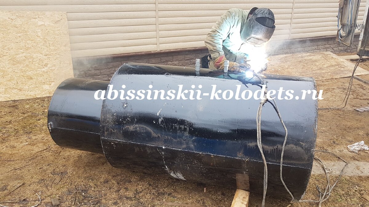 К кессону привариваем  выходы для воды и электрического кабеля