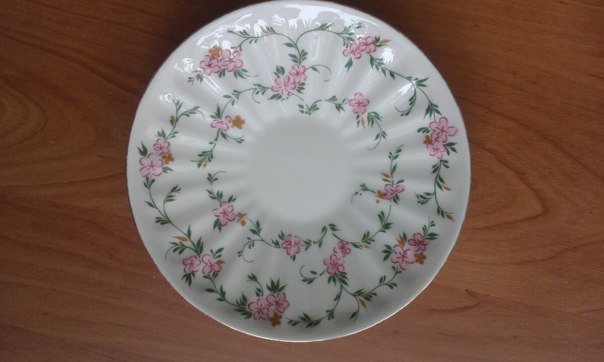 Фото автора. На рисунки действительно изображены цветущие веточки