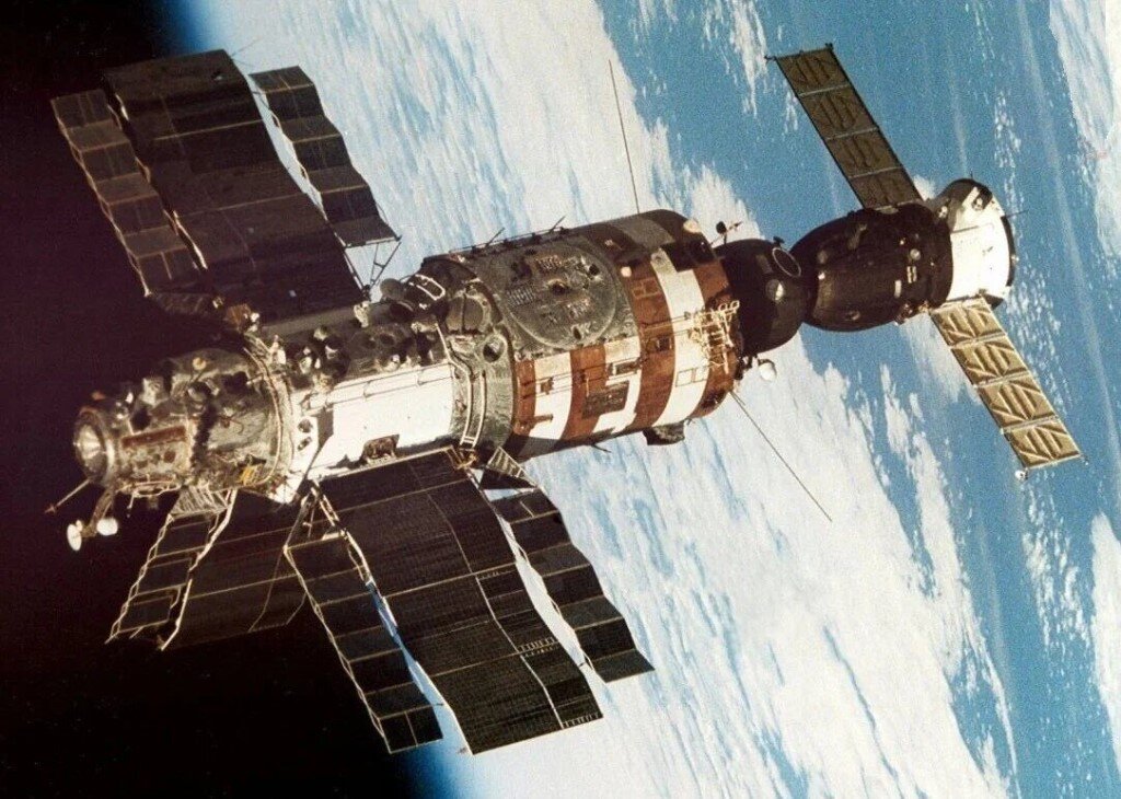 10 лет на орбите. Первая орбитальная станция салют. Советская орбитальная Космическая станция салют. Первая орбитальная станция салют 1971. 1971 Орбитальная Космическая станция салют.