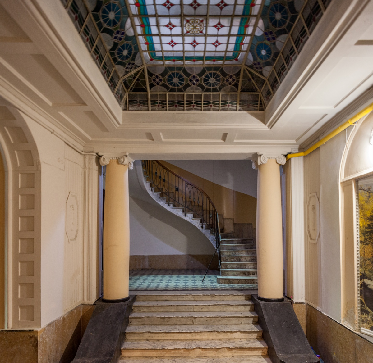Лепнина, колонны, витраж, мраморные ступени – если у вас не так, то даже не зовите меня в гости). Фото автора.