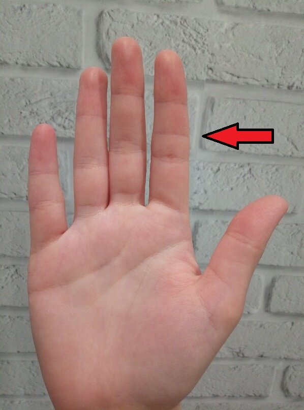 Фото ладони, стрелка указывает на лишнюю бороздку