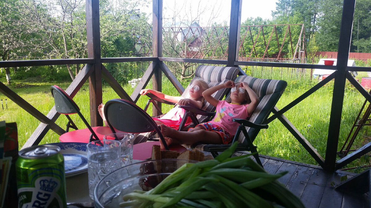 Умению получать от простых вещей удовольствие можно поучиться у детей. Мокрую вату на глаза натянули - и вот уже "отдых" у них )))  Листайте, еще несколько картинок.