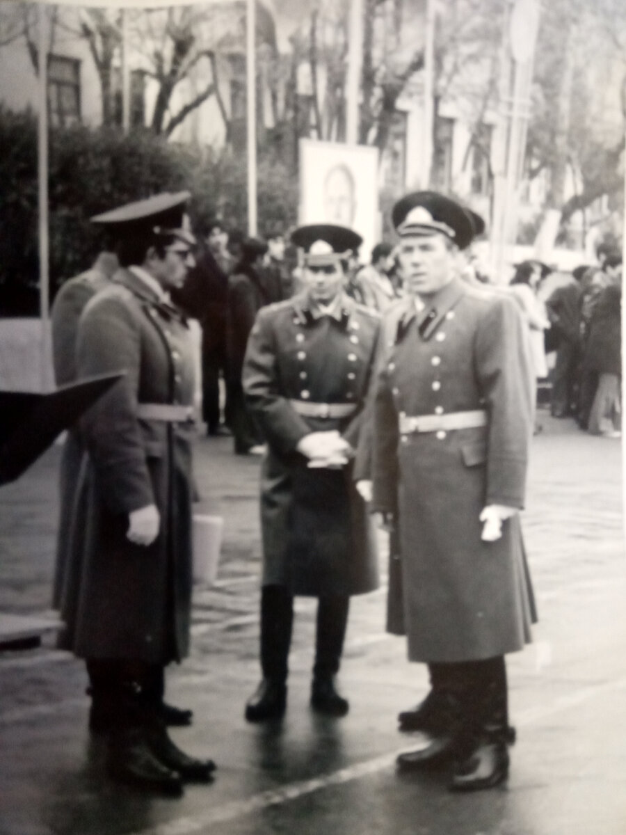      Фотография из личного архива . Слева я командир 4-й учебной батареи , справа командир полка , в центре секретарь комитета ВЛКСМ полка . Идёт торг по количеству краски для замполита полка .