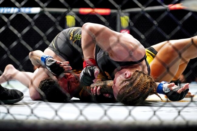 Чемпионка финиширует Джессику Андраде. Источник фото: https://mmajunkie.usatoday.com