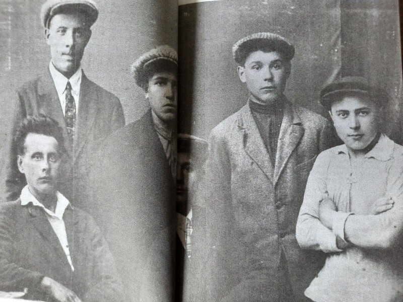 Николай (крайний справа) с товарищами