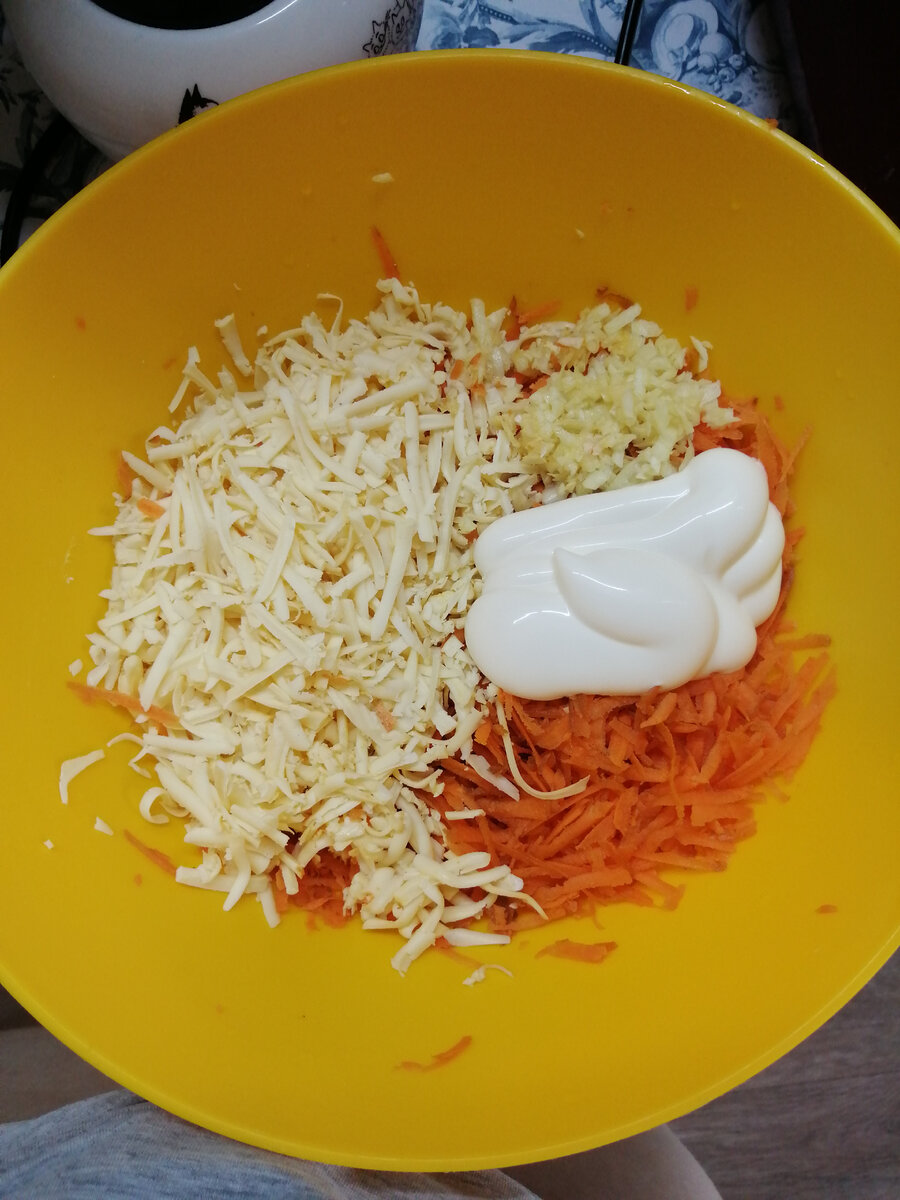Морковь свежая, сыр твёрдый, чеснок, майонез, сухарики