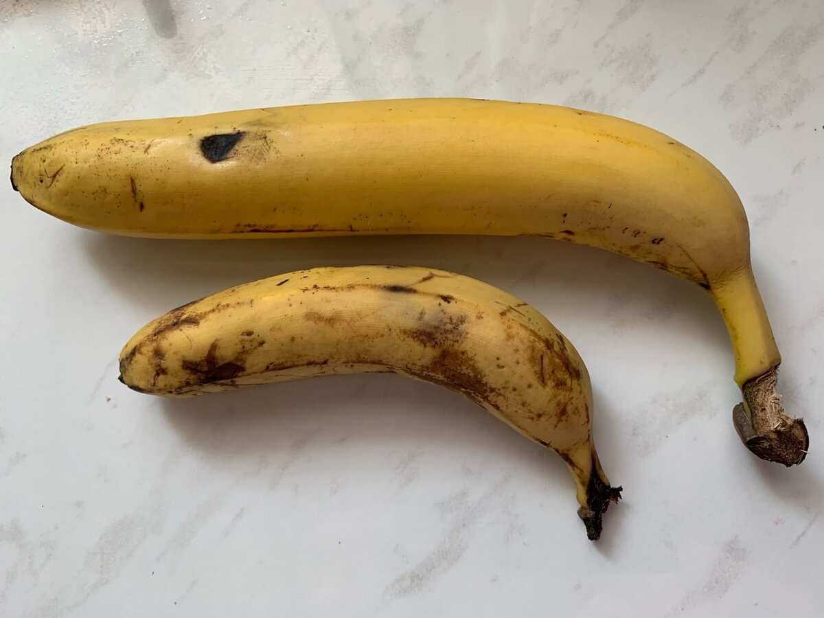 Сколько весит банан без кожуры в среднем. Шкурки банана для полива цветов. Шкурка банана. Бананы с черными точками на кожуре. Банан в кожуре с пятнышками.