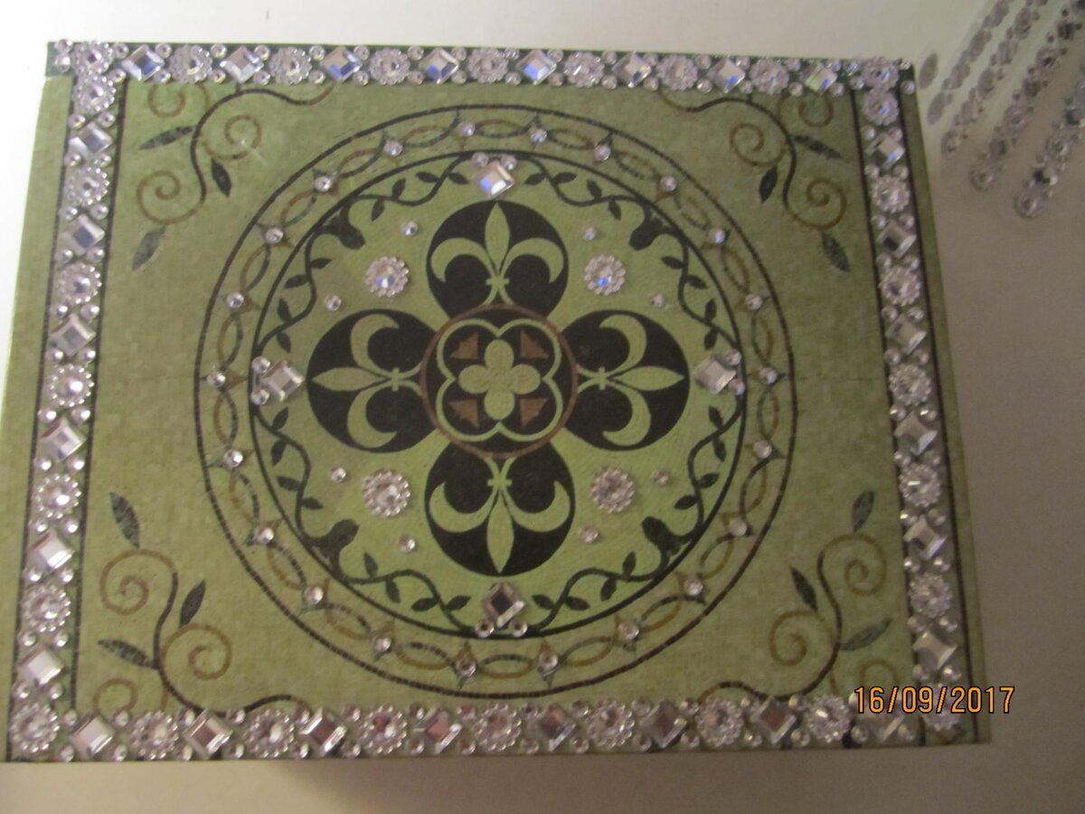 Рисунок уже был,покрыла клеем,затем лаком и приклеила стразы.