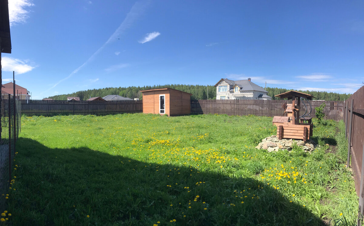 Хозблок расположился в дальнем углу участка 