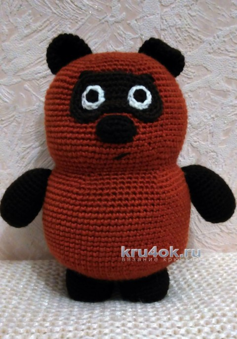 Работа: Ксении   https://kru4ok.ru/vinni-pukh-kryuchkom-rabota-ksenii/
   Все материалы, которые размещены на канале, найдены в сети, в свободном доступе. 
Уважаемые авторы, если Ваши права нарушаются, убедительная просьба  
сообщить мне об это

Фигура Пуха представляет из себя слитные голову и туловище, плавно перетекающие одно в другое, с небольшим разделением в районе шеи, поэтому нет большой разницы, с какой части тела начинать вязание; помимо этого голова Винни чуть меньше тела.
Для создания медведа я выбирала пряжу скорее по ее цветовым качествам, нежели по составу. Исходя из цветовой гаммы в мультфильме, выбрала пряжу «Бамбино» (50 г/150 м, 35% шерсть меринос, 65% акрил) трех цветов: терракот и шоколад (один посветлее, для пятна на мордочке, другой потемнее, для носа и лап). 


Итак, вяжем голову-туловище. Я начинала с низа фигуры:

1 ряд: 6 сбн в кольцо амигуруми
2 ряд: 6 прибавок (12)
3 ряд: *1 сбн пр* 6 раз (18)
4 ряд: *2 сбн пр* 6 раз (24)
5 ряд: *3 сбн пр* 6 раз (30)
6 ряд: *4 сбн пр* 6 раз (36)
7 ряд: *5 сбн пр* 6 раз (42)
8 ряд: *6 сбн пр* 6 раз (48)
9 ряд: *7 сбн пр* 6 раз (54)
10 ряд: *8 сбн пр* 6 раз (60)
11 ряд: *9 сбн пр* 6 раз (66)
12 ряд: *10 сбн пр* 6 раз (72)
13 ряд: *11 сбн пр* 6 раз (78)
14-28 ряды: 78 сбн в каждом ряду
29 ряд: *11 сбн уб* 6 раз (72)
30 ряд: *10 сбн уб* 6 раз (66)
31 ряд: *9 сбн уб* 6 раз (60)
32 ряд: *8 сбн уб* 6 раз (54)
33 ряд: *8 сбн пр* 6 раз (60)
34 ряд: *9 сбн пр* 6 раз (66)
35 ряд: *10 сбн пр* 6 раз (72)
36-49 ряды: 72 сбн в каждом ряду
50 ряд: *10 сбн уб* 6 раз (66)
51 ряд: *9 сбн уб* 6 раз (60)
52 ряд: *8 сбн уб* 6 раз (54)
53 ряд: *7 сбн уб* 6 раз (48)
54 ряд: *6 сбн уб* 6 раз (42)
55 ряд: *5 сбн уб* 6 раз (36)
56 ряд: *4 сбн уб* 6 раз (30)
57 ряд: *3 сбн уб* 6 раз (24)
58 ряд: *2 сбн уб* 6 раз (18)
59 ряд: *1 сбн уб* 6 раз (12)
60 ряд: 6 убавок закрыть вязание.

Для формирования объемной мордочки можно сделать пару утяжек в районе размещения будущих глаз, таким образом нос будет выделяться рельефнее.

Вяжем пятно (пряжа темнее, чем основной цвет туловища, но светлее, чем лапы):

набираем 11 воздушных петель
1 ряд: 9 сбн начиная со второй от крючка петли, 3 сбн в крайнюю петлю, 10 сбн
2 ряд: пр, 8 сбн, пр, 1 сбн, пр, 9 сбн, пр, 1 сбн.

Дальше я экспериментировала, в связи с этим не записывала в блокнот происходящее… Суть в том, что необходимо получающийся овал снабдить по краям двумя выступами (я делала по 7 столбиков с накидом в одну петлю), далее обвязывать соединительными столбиками выступы и столбиками с накидами сам овал, делая прибавки на поворотах, если необходимо.

В принципе, с этим пятном можно и не заморачиваться, а взять, к примеру, фломастер или краску или же тени для глаз и растушевать в районе предполагаемого размещения глаз.

Вяжем глазки:

темная пряжа (коричневая или черная)
1 ряд: 6 сбн в кольцо амигуруми
меняем на белую
2 ряд: соединительный столбик, прибавка, два соединительных столбика, прибавка, соединительный столбик (белой пряжей лучше вязать за задние стенки петель темной пряжи, тогда можно избежать глаз-«звездочек»). Вяжем два глазика.

Приступаем к носу:

набираем 5 воздушных петель
1 ряд: 3 сбн начиная со второй от крючка петли, 3 сбн в крайнюю петлю, 3 сбн, пр
2 ряд: пр, 2 сбн, пр, 1 сбн, пр, 3 сбн, сс.
При пришивании носа желательно набить его синтепоном.

Беремся за уши:

1 ряд: 6 сбн в кольцо амигуруми
2 ряд: 6 прибавок (12)
3 ряд: *1 сбн пр* 6 раз (18)
4 ряд: *2 сбн пр* 6 раз (24)
5-7 ряды: 24 сбн в каждом ряду
Вяжем 2 штуки. Складываем уши пополам и провязываем. При пришивании стараемся сохранять полукруглую форму уха. Важно не забыть, что левое ухо Винни имеет «приплюснутую» форму, поэтому можно его пришить в слегка согнутом виде.
При формировании мордочки с пришиванием глаз и носа вышиваем медведю рот и брови несколькими стежками темной пряжи или шерстяной нити.

Начинаем вязать ножки Винни Пуха: 

1 ряд: 6 сбн в кольцо амигуруми
2 ряд: 6 прибавок (12)
3 ряд: *1 сбн пр* 6 раз (18)
4 ряд: *2 сбн пр* 6 раз (24)
5 ряд: *3 сбн пр* 6 раз (30)
6-11 ряды: 30 сбн в каждом ряду
Делаем две штуки, набиваем синтепоном и пришиваем.
