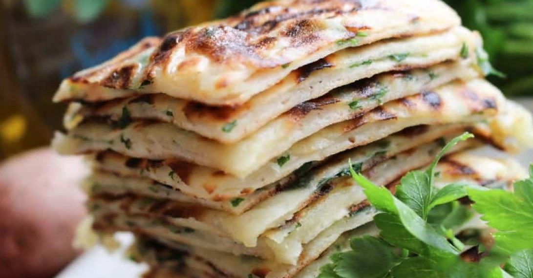 Карачаевский хычин - лепёшка из тонкого теста с картофелем или начинкой из мяса с зеленью. Этот рецепт является национальным для карачаевцев и балкарцев. Раньше это блюдо считалось очень почетным, и приглашение «на хычины» являлось хорошим признаком гостеприимства. На данный момент любые посиделки не имеют смысла без этих вкуснейших лепешек на столе. Застолье без хычина будет считаться бедным, особенно без мяса. Сегодня я предлагаю вам рецепт карачаевских хычин с начинкой из картошки и зелени.