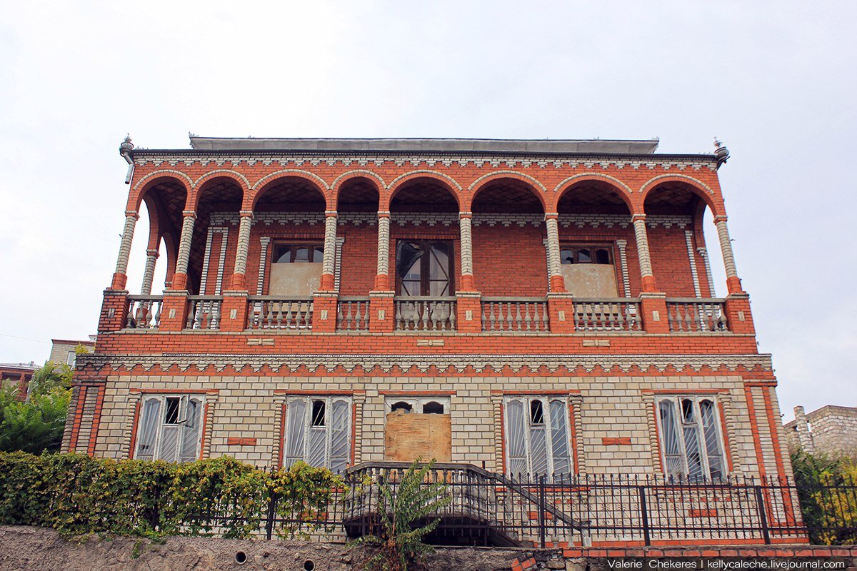 демьяна бедного 26 екатеринбург. цыганский дом. дом цыганского барона. дом цыганского барона красносельское шоссе 6. дворцы цыганских баронов екатеринбург.