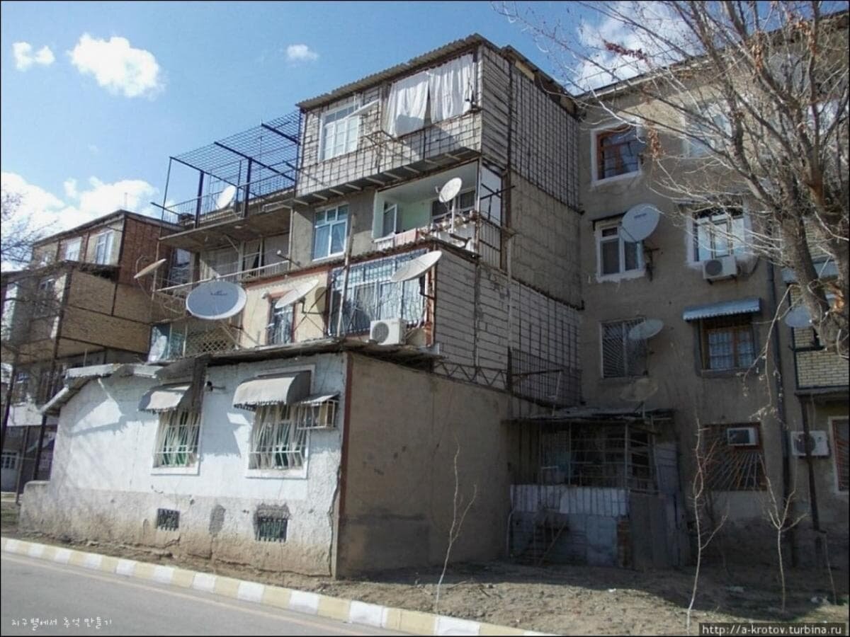 Пристройка к квартире. Балконы в Дагестане самострой. Ереван балконы пристройки. Тбилиси самострой. Балконы в Баку самострой.