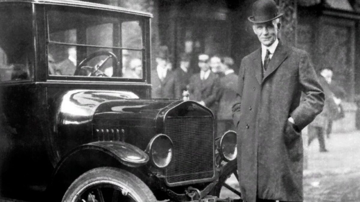 Генри Форд у своего детища. Возможно, на одной из таких авто передвигался легендарный комдив. 