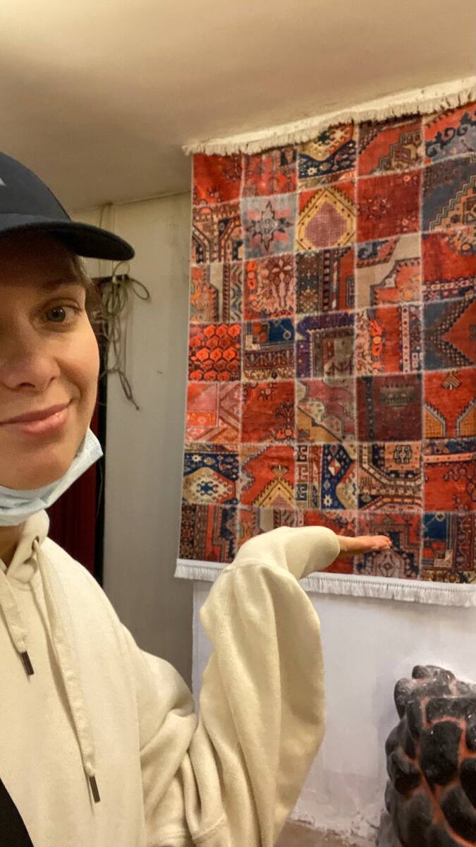 Иранский или турецкий ковер где-то в Иордании. Цена 30 тыс. руб
