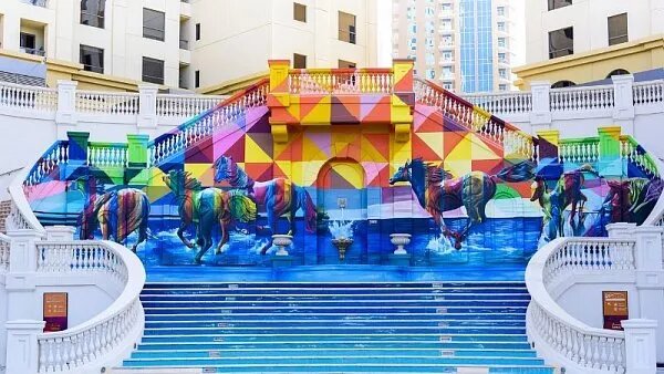 
Sangeeth_n/Pixabay.com

Лучший город для творчества – Лос – Анджелес

Творческая столица мира также творческой столицей Airbnb. Каждый третий хозяин дома в Лос-Анджелесе является членом мирового творческого сообщества, а двое из трех хозяев говорят, что совместное проживание с гостями позволяет им свести концы с концами, особенно в трудные времена.

«Я сейчас болею. У меня проблемы по неврологической части», - говорит писательница из Лос-Анжелеса и суперхозяин Жанин. За ее плечами – опыт хореографии на Бродвее и работа художника по костюмам в Голливуде. «Я должна была принять решение прямо в тот момент, когда мне поставили диагноз. Собираюсь ли я позволить болезни управлять моей жизнью? Я решила, что нет. Люди останавливаются в моем доме и делятся тем, что важно для меня».

Города с большим процентом творческих хозяев домов (в порядке убывания):