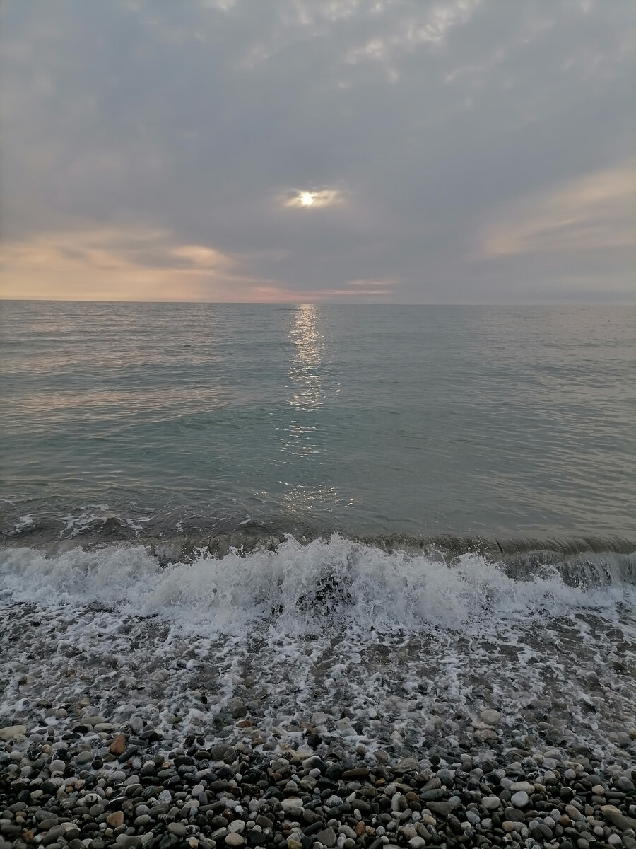 Просто прогулка по берегу моря. 