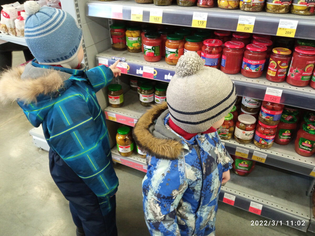 Паша показывает не на цену, а на какие-то жухлые зелёные помидоры в банке))