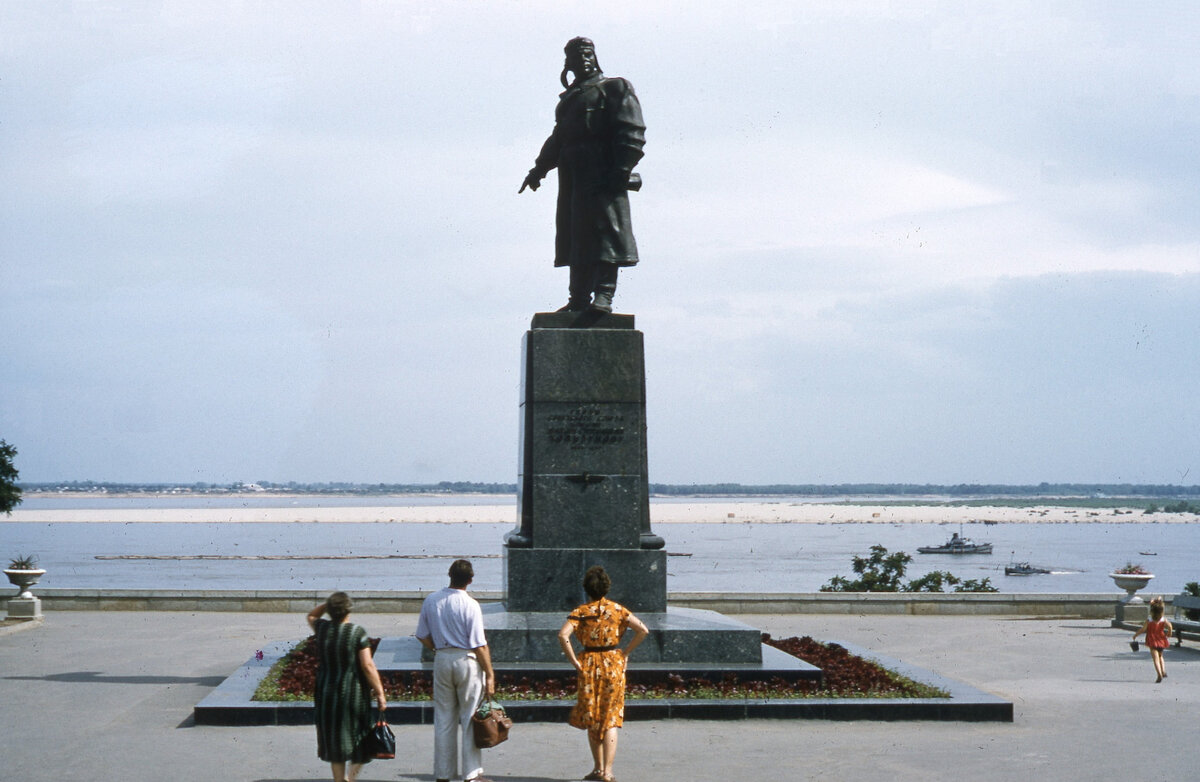 Памятник В.С.Хользунову в послевоенные годы (https://clck.ru/dVmuV)
