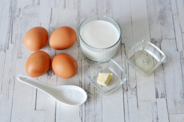 ШАГ 1:
Как сделать пышный омлет в духовке? Подготовьте необходимые ингредиенты. Молоко и яйца лучше использовать комнатной температуры, ведь в холодной смеси соль растворяется плохо. Вместо двух видов масел можете использовать для смазывания формы и омлета только сливочное.