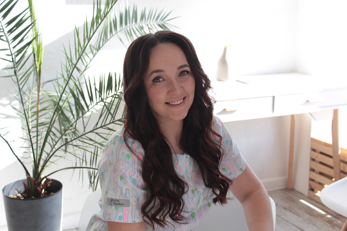 ... @dr.koklushkina... 

👩‍⚕️Это блог врача - инфекциониста.
А веду его я, Коклюшкина Анастасия Андреевна. 

Недавно,  меня спросили: " Почему врач? Почему инфекции?" Сейчас, я вам расскажу... 

🙇Всё пошло с детства. Мои  бабушка и дедушка врачи, с детства ходила с ними на работу. 
А с  1-го класса решила, что буду врачом Откуда я помню? 

 На выпускном в 11 классе, зачитывали наши капсулы желаний,в которой я написала свою мечту... 

👩‍⚕️И знаете, я счастлива потому что эта мечта осуществилась. 
Затем, я прошла долгий путь в университете и ординатуре. Сейчас я врач - инфекционист. 

❓Почему инфекции,  там столько "заразы", знаете как часто я это слышу? 
Но, каждый день я благодарю, что именно инфекции. Любовь к бактериям и вирусами началась на 5 курсе.  Для меня это было интересно, динамично. Одно заболевание течёт по-разному, и никогда не похоже друг на друга. 

А сейчас это стало любимой профессией длиною в жизнь. 

🤰Став мамой, я столкнулась, что не всегда на приеме врачи успевают объяснить в полной мере, что с ребёнком. И это не их вина, а регламенты, нехватка времени и куча бумажной работы. 

И я решила, что хочу рассказывать, помогать мамам понять, что происходит с их малышами. 

И вот, мой блог❗ Который даёт мне постоянное развитие, поддержку от вас. Я это очень ценю!!!

Моя цель рассказать вам об инфекциях и профилактике. Без страшилок и мифов! Только то, что необходимо. 

❗Я двумя руками "ЗА" вакцинацию, здоровый образ жизни и дружелюбный настрой к миру. 

👩‍⚕️Каждый из нас делает выбор!
Каждый день, каждую минуту и каждую секунду...
Сделайте выбор в пользу своего здоровья, любите своё тело,
поддерживайте иммунитет и вы будете светиться!

🥑Полезная еда, здоровый сон и много положительных эмоций, ведь из
этих составляющих складывается счастливая жизнь!
 А счастье в мелочах!

💚Я расскажу и покажу вам на  собственном  примере!
Это самый честный блог врача-инфекциониста!