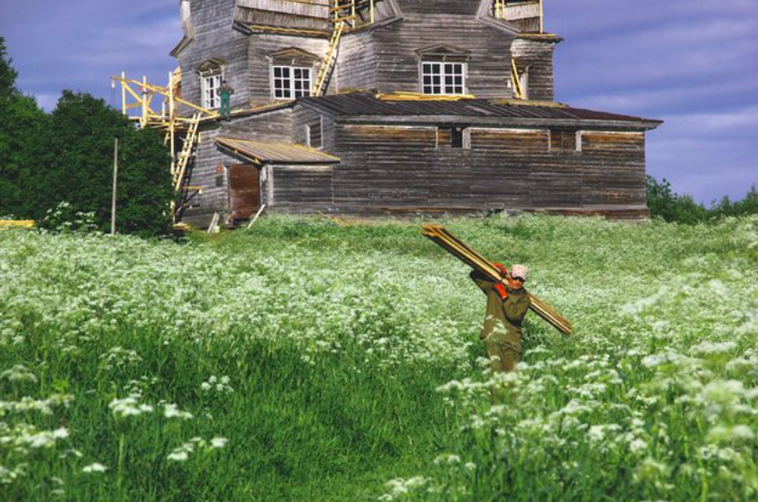 Подпорожье. В течение июля-августа 2018 года каждую неделю в село отправлялись экспедиции волонтеров – среди них были как профессиональные плотники-реставраторы, так и добровольцы без опыта. Фото: Екатерина Молчанова