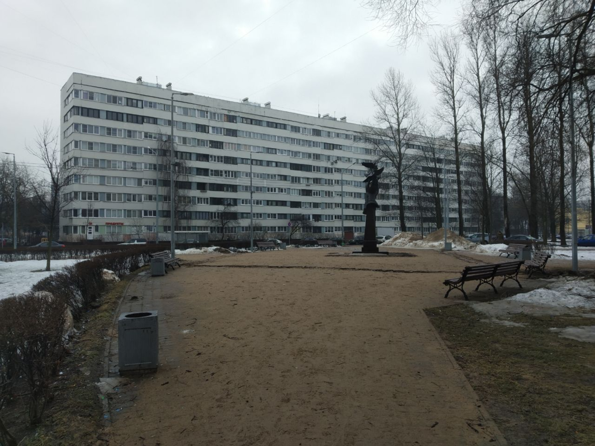 Вид на памятник со стороны Учительской улицы. Фото автора