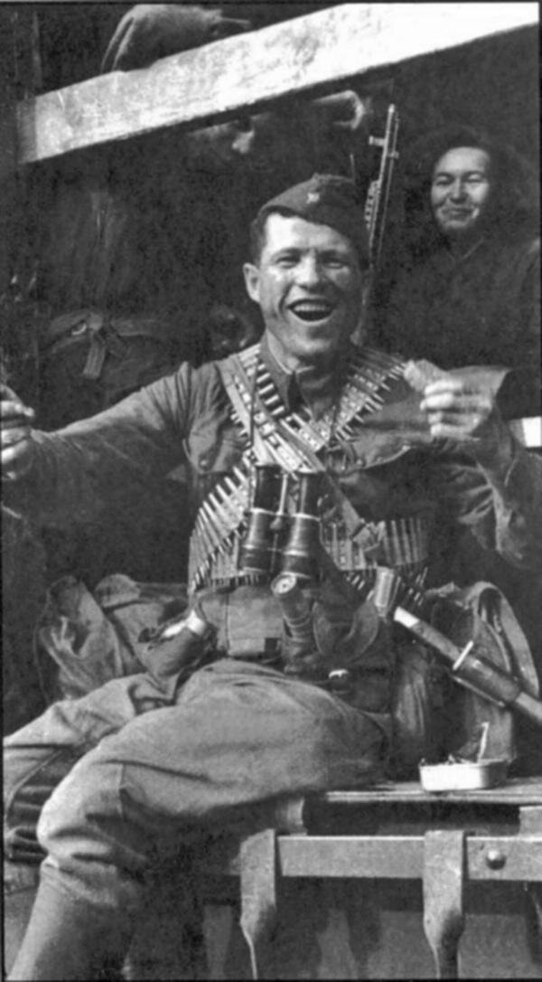Пулеметчик Д.Р. Овчаренко, лето 1944г. Фотография в свободном доступе. 