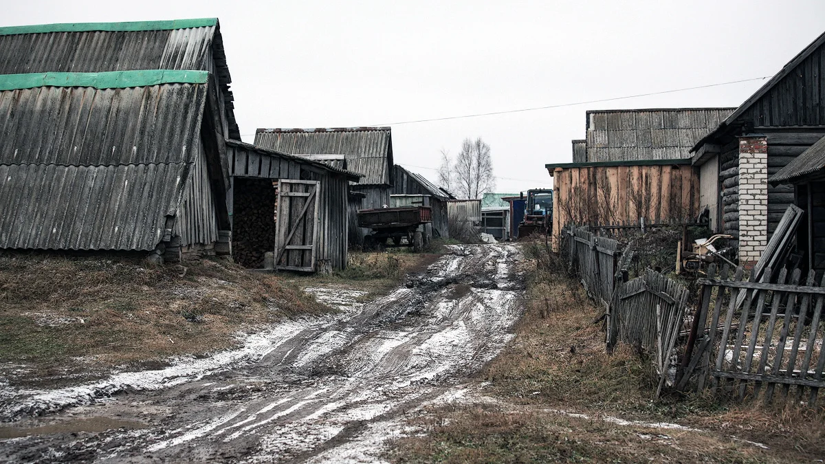 Ужасный русский. Российская деревня грязь разруха. Деревня грязь глубинка. Деревня разруха Российская разруха. Убогая Российская деревня.