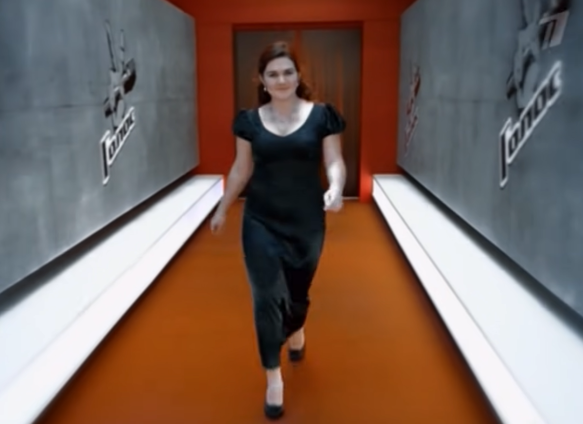 Дина Гарипова идет на сцену во время слепых прослушиваний. Кадр из телеэфира.