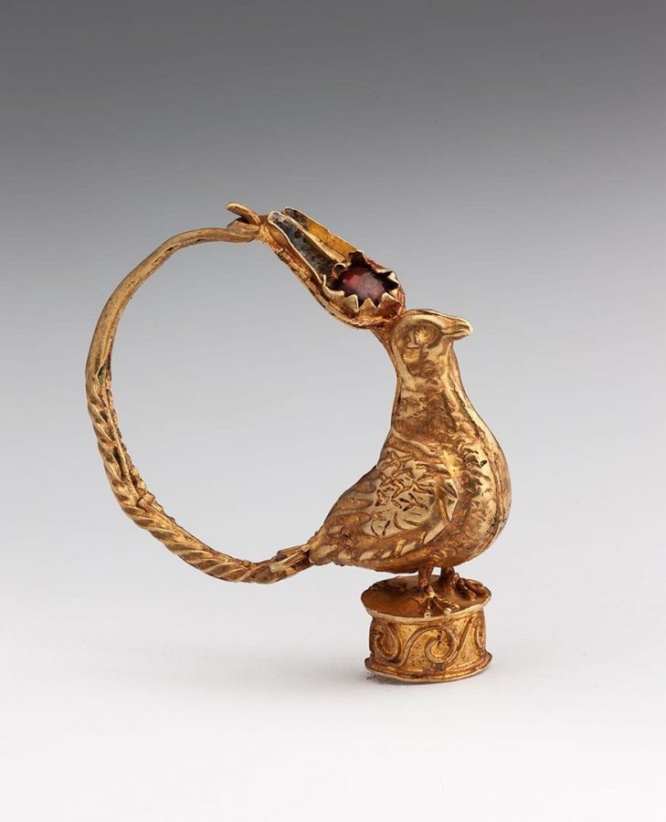 Серьга в виде фигурки птицы в головном уборе. Золото, альмандин, эмаль. II в. до н.э. Происходит из собрания Ю.Х. Лемме. Поступила в 1893 г. © Государственный Эрмитаж