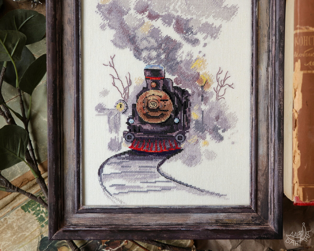 Потрёпанные книги из библиотеки, упаковочная бумага из коробки Озон, искусственное растение из Икеи: раскладка из того, что под руку попало