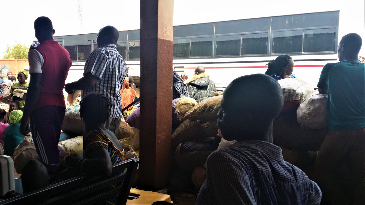 Я ещё не знала, зачем парень в жару стоит на автостанции в куртке-аляске.