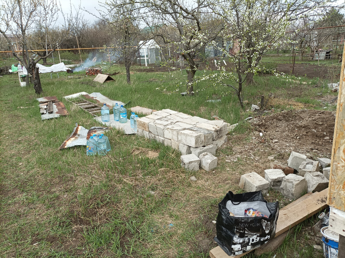 Собираю шлакоблоки и целый кирпич. 