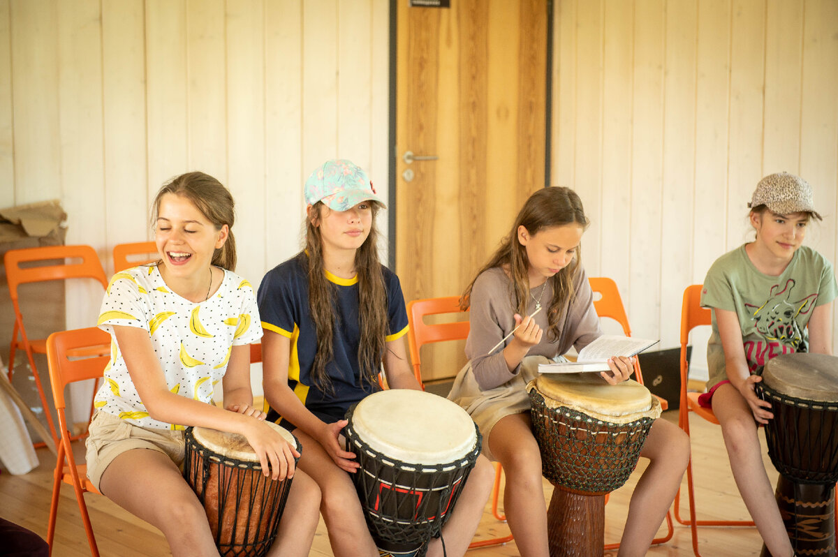 У детей ни минуты покоя и им это нравится. Они за тем и приехали в лагерь, чтобы научиться делать тридцать три дела, попробовать десяток музыкальных инструментов, блок-флейту, дарбуки и погрузиться в алгебру ритмов.