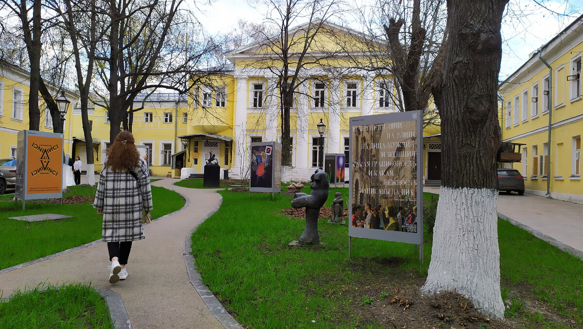 Все фото автора статьи. Двор был снят в мае, поэтому деревья стоят без листвы. Летом здесь ещё красивей!