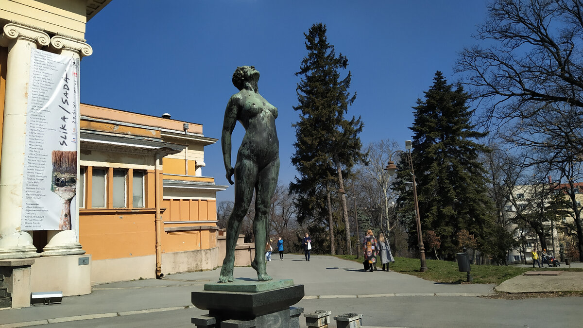 Скульптура является частью фонтана "Пробуждение". Листайте дальше  👉