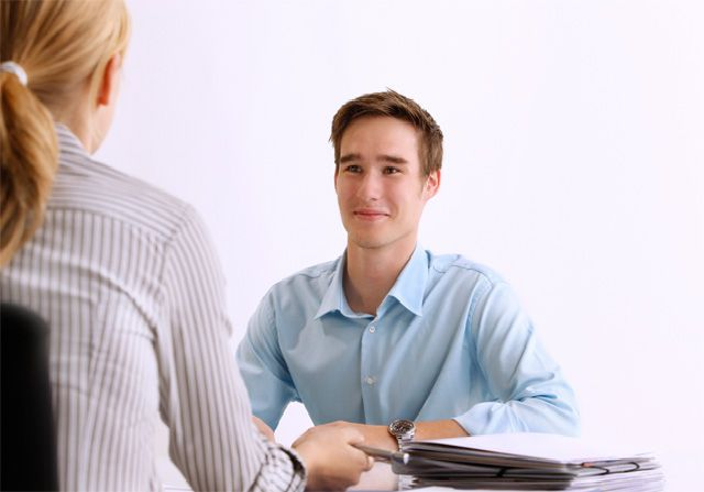 безработный человек. студент и работодатель. долгий поиск работы. долгий поиск работы. мужик устраивается на работу.