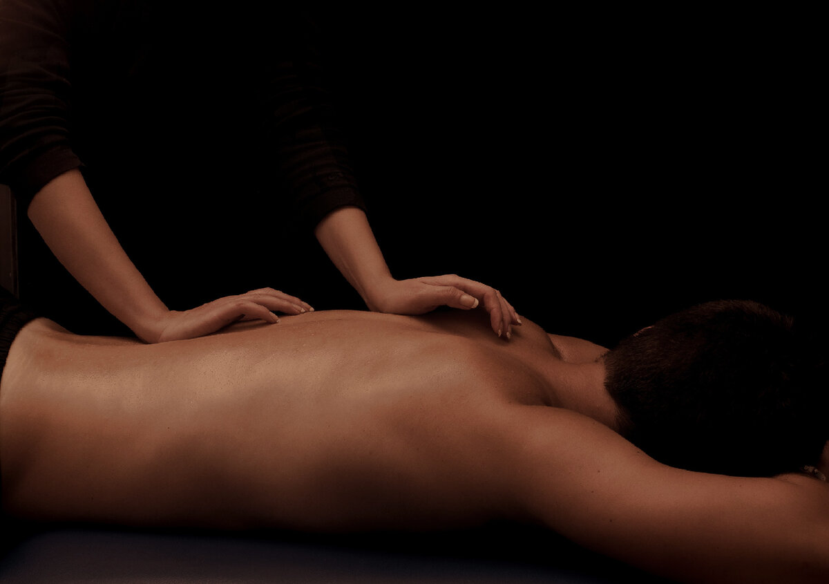 Молодой специалист делает эротический массаж голой сексуальной девушке и плавно склоняет ее к сексу